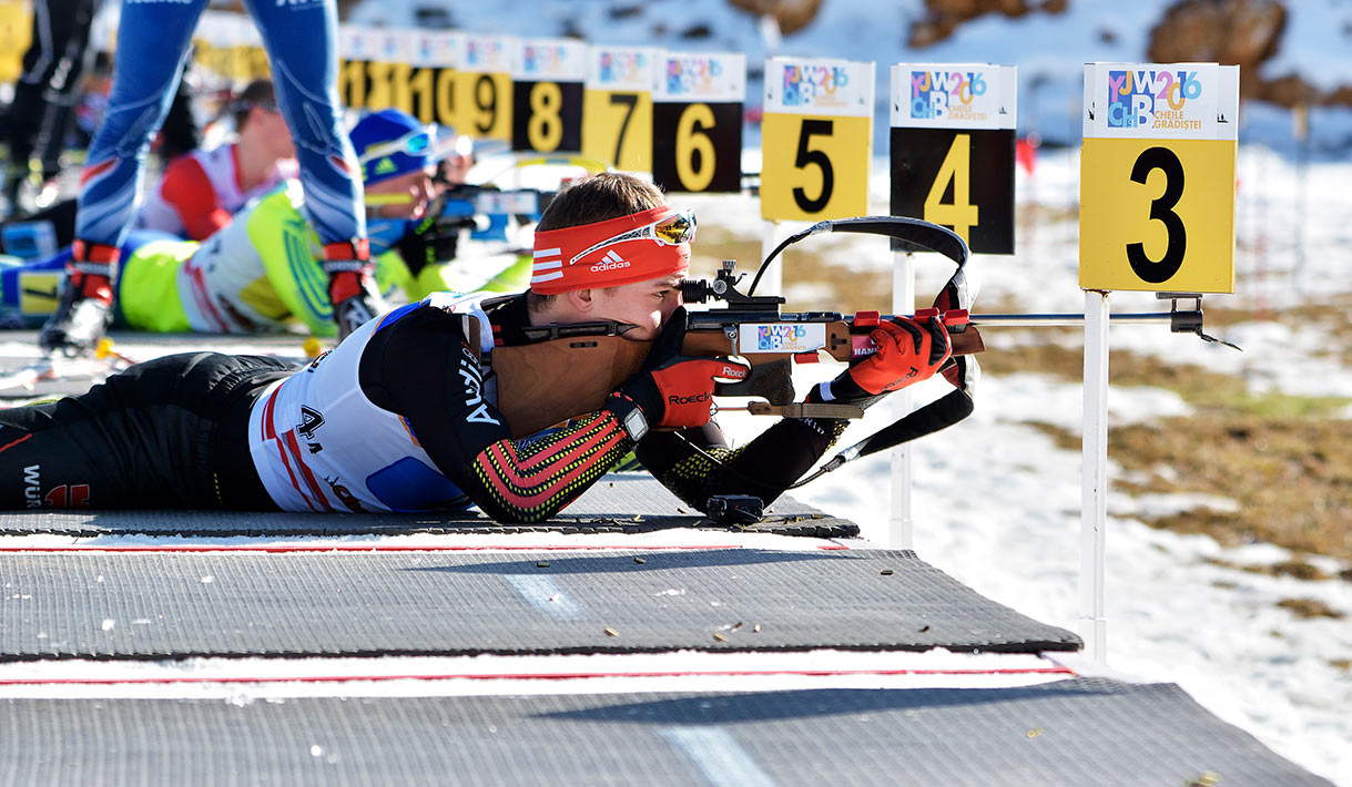 Deportista de biatlón en competición durante una prueba de resistencia en invierno