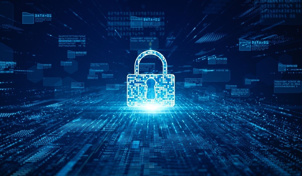 Candado digital sobre fondo tecnológico que representa la ciberseguridad y la protección de datos en línea