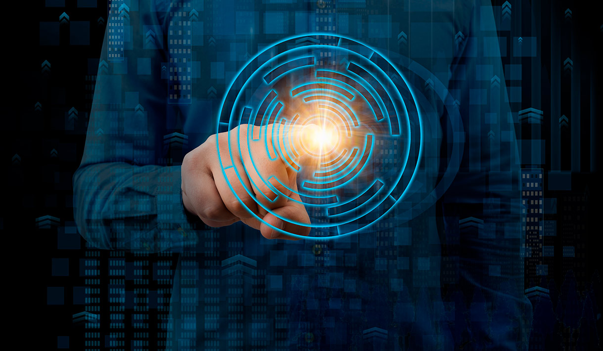 Interacción entre una persona y un sistema digital que representa el impacto de la inteligencia artificial en la vida cotidiana