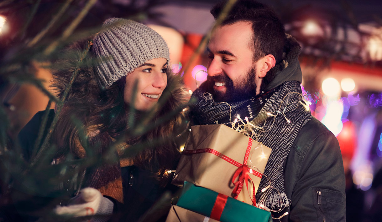 Pareja compartiendo regalos en Navidad como ejemplo de marketing emocional y experiencia de marca