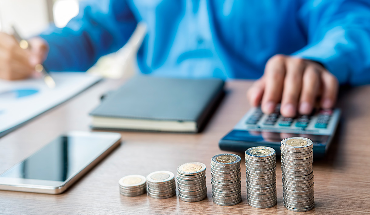 Monedas sobre la mesa representando la liquidez empresarial y la gestión financiera.